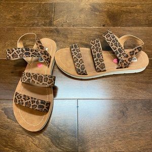 Steve Madden sandals. Very comfortable. Only sign of wear is on the bottom